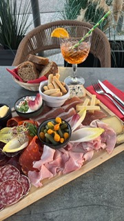 7c8556ec-87cd-4563-b08c-2bfce713155d_1 plat avec frites veyrier du lac