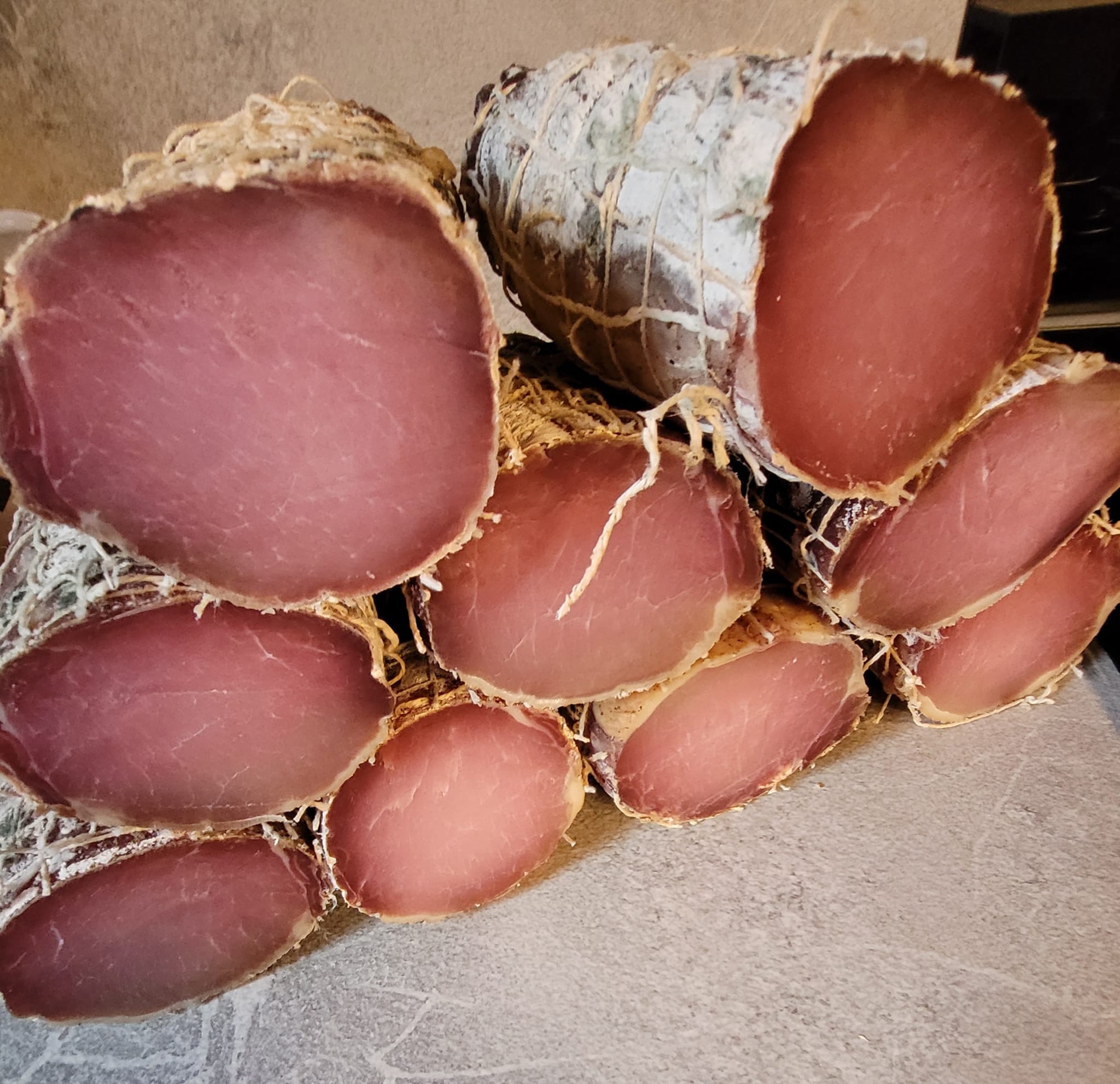 JAMBON FUMÉ MAISON salaison sèche maison sevrier