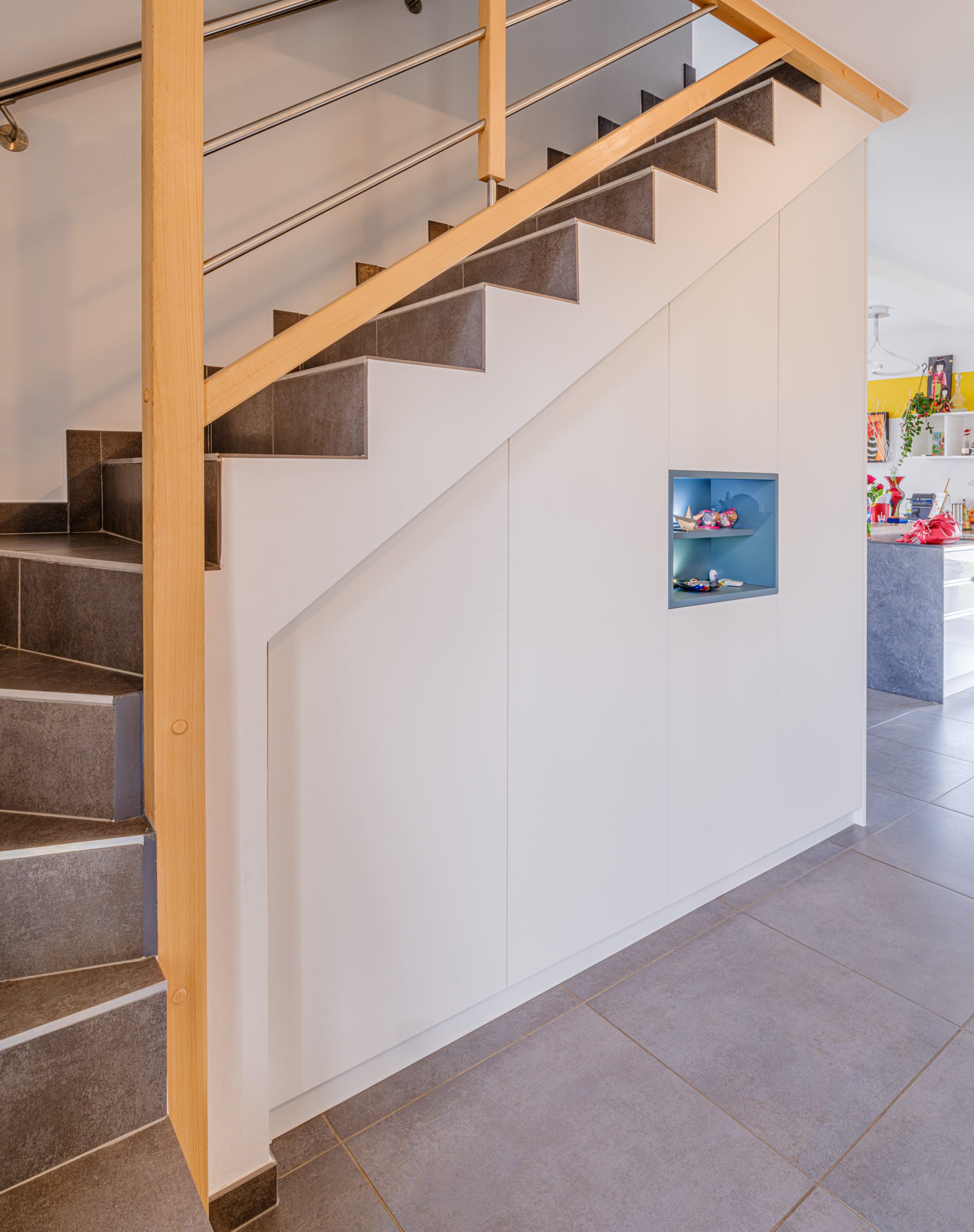 AMEMAGEMENT SOUS ESCALIER escalier bois et rangement dressing sous escalier cranves sales