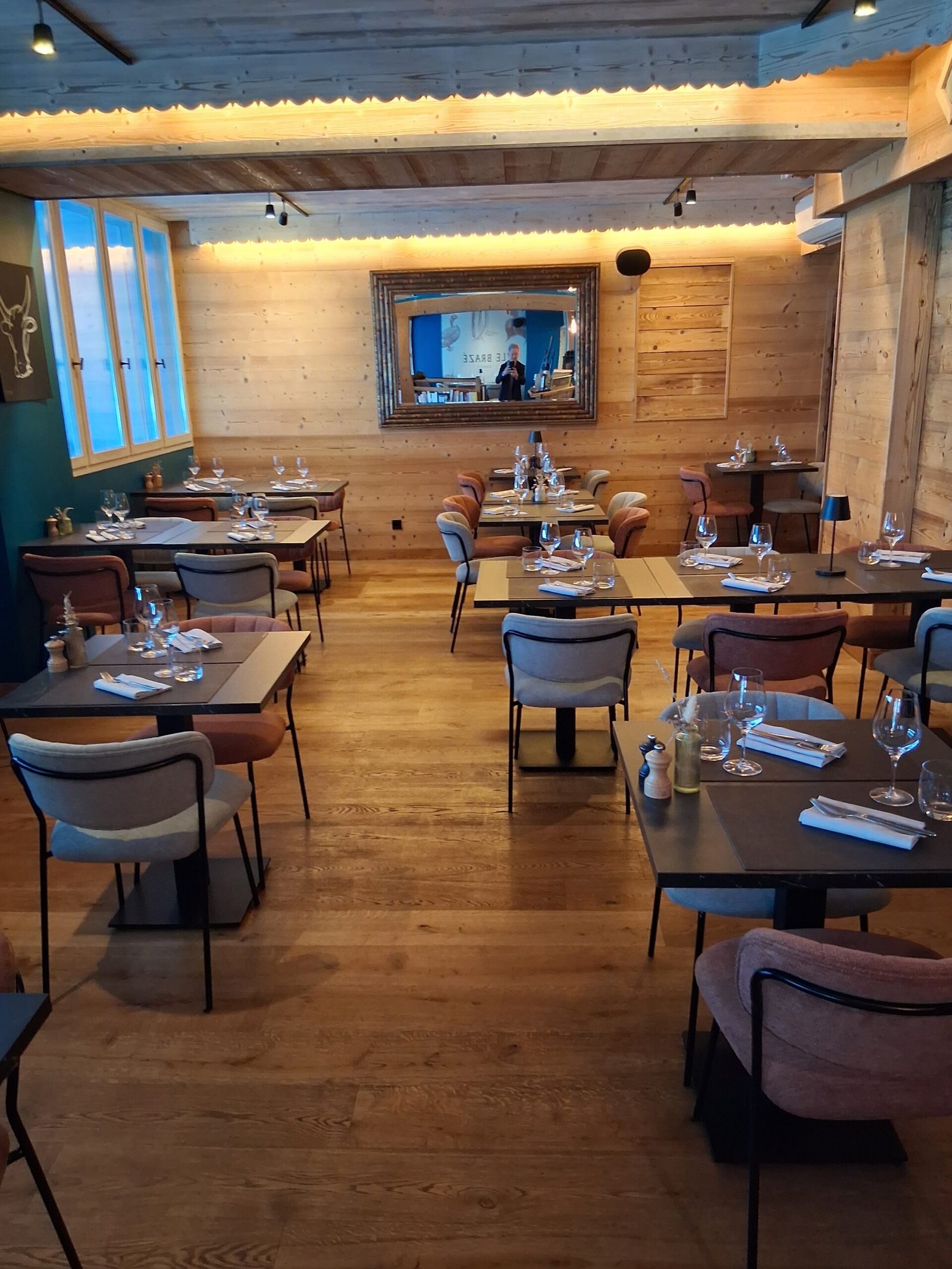 salle de restaurant conviviale talloires