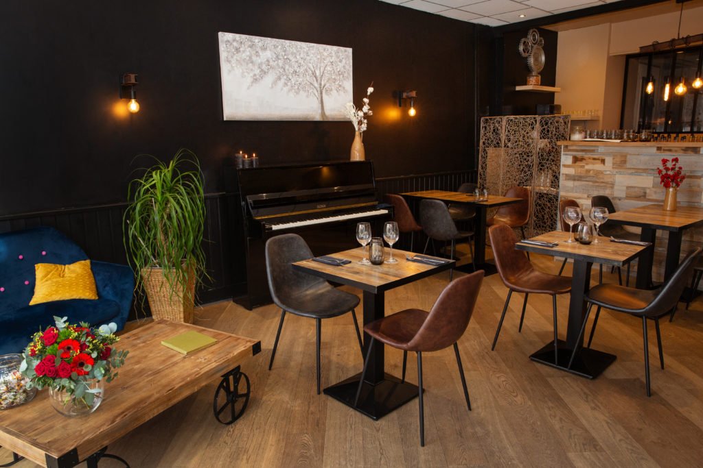 SALLE DU BAR A VINS RESTAURANT FAVERGEs