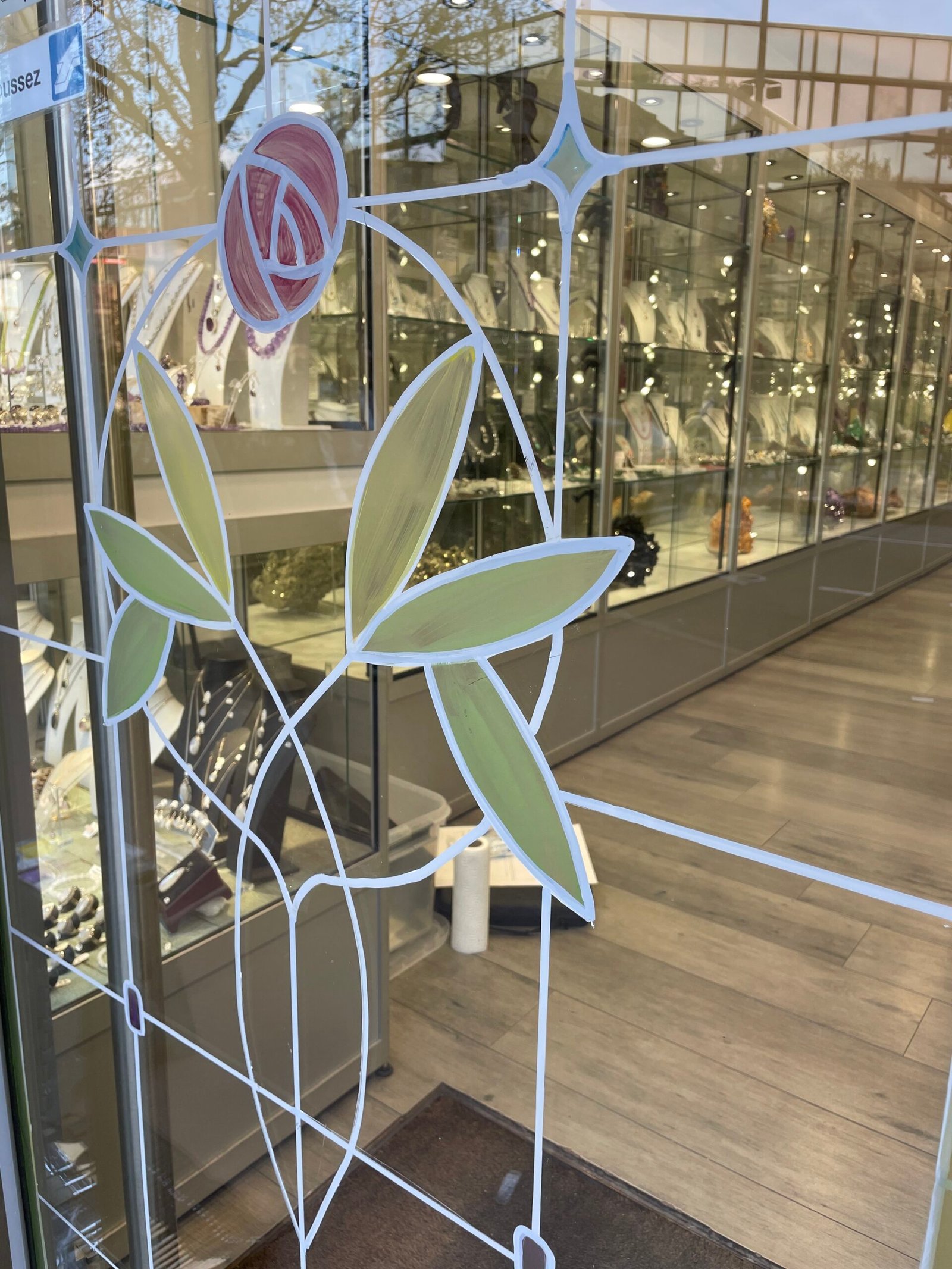 fresque sur vitrine boutique annecy